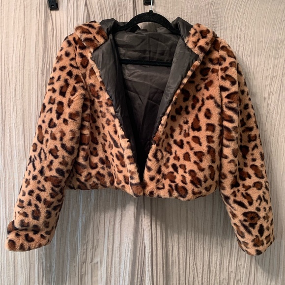 Jackets & Blazers - Cropped plush leopard hoodie